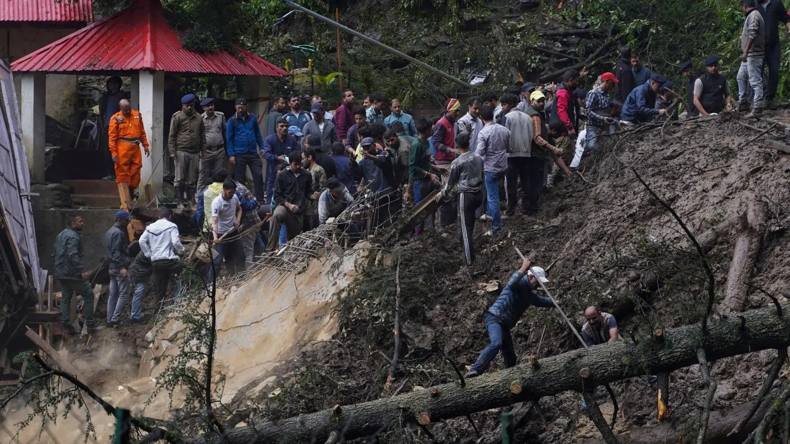 Rettungskräfte bei der Suche nach Menschen, die nach einem Erdrutsch in der Nähe eines hinduistischen Tempels verschüttet wurden. (Foto: Pradeep Kumar/AP/dpa)