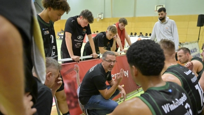 Der TTV Onlineprinters Neustadt muss sich zusammenraufen, um Schwabing schlagen zu können. Die Szene zeigt Trainer Holger Wägner (kniend), wie er seine Spieler bei einer Auszeit einstimmt. (Foto: Martin Rügner)