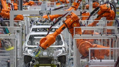 Die Autoindustrie hat deutlich weniger Industrieroboter aufgestellt. (Archivbild) (Foto: Jan Woitas/dpa)
