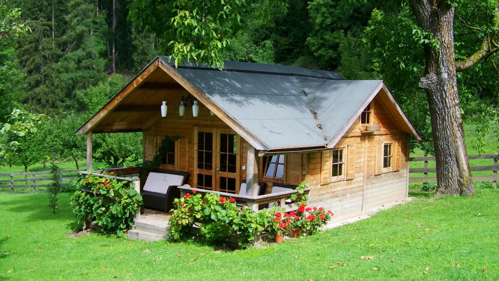 Nicht nur aufgrund seiner Optik ist Holz ein beliebter Baustoff.  (Foto: Pixabay)