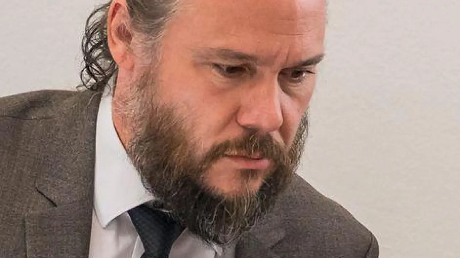 Der Angeklagte aus dem Landkreis Forchheim - hier im Gericht neben seinen Anwälten - soll eine 33 Jahre alte Prostituierte ermordet haben. Zum Prozessbeginn schwieg er. (Foto: Daniel Vogl/dpa)