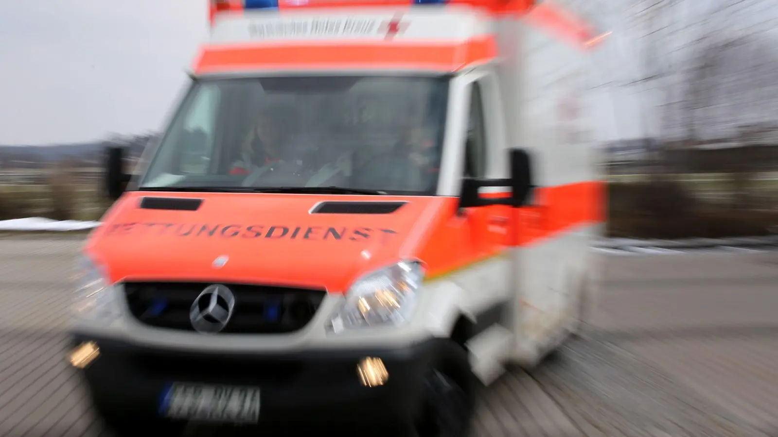 Sanitäter versorgten die Fahrer nach dem Unfall. (Symbolbild) (Foto: Stephan Jansen/dpa)