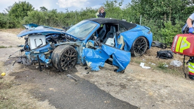 Das Porsche-Wrack steht an einem Feldweg.  (Foto: Jason Tschepljakow/dpa)