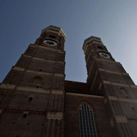 Der Unterhalt von Kirchen und Pfarrhäuser sind ein großer Kostenfaktor für die Erzdiözese München-Freising. (Symbolbild) (Foto: Peter Kneffel/dpa)
