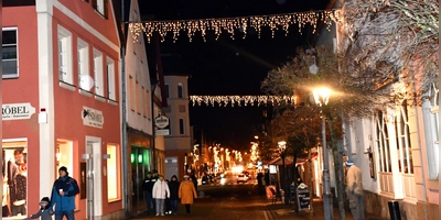Die beleuchtete Innenstadt lädt auch in der Adventszeit zum Bummeln, Schauen und Einkaufen ein. (Foto: Gudrun Schwarz-Köhler)