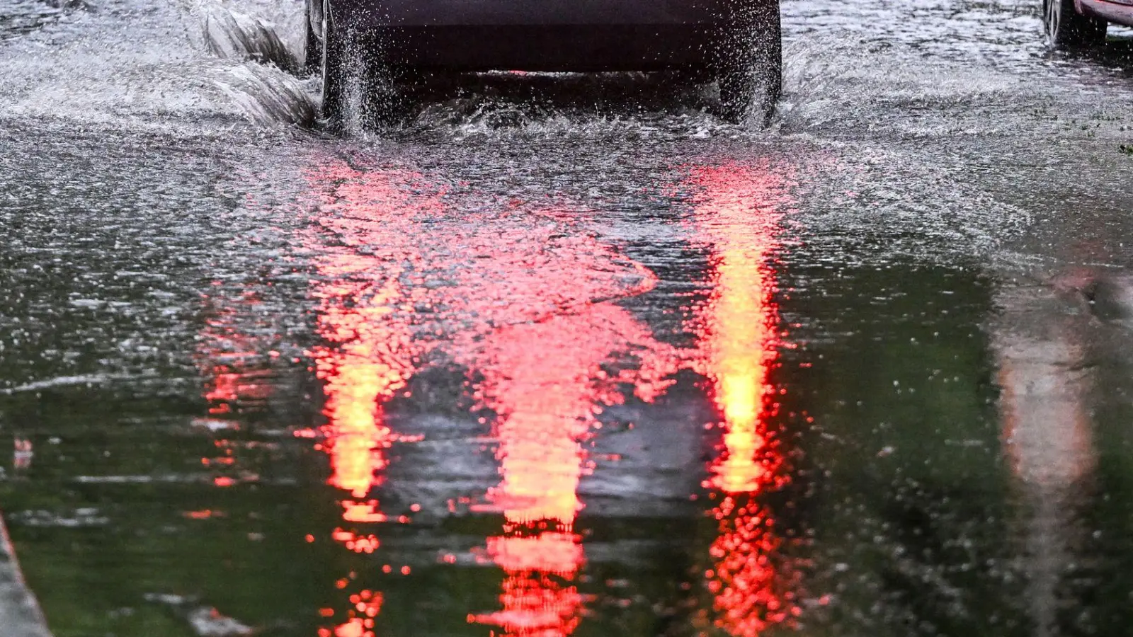 In der Nacht kam es laut Behörden zu keinen größeren Zwischenfällen. (Foto: Jens Kalaene/dpa)
