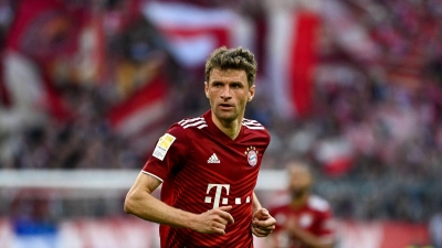 Anfang Mai verlängert Thomas Müller seinen Vertrag beim FC Bayern München vorzeitig um ein weiteres Jahr bis Sommer 2024. (Foto: Sven Hoppe/dpa)