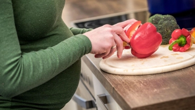 Bei der Erstellung von Ernährungsplänen für Schwangere schneiden KI-Assistenten nicht gut ab. (Foto: Christin Klose/dpa-tmn)