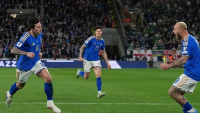 Mit einem Tor und einer Vorlage ist Sandro Tonali (l) der Mann des Abends für Italien gegen Nordirland. (Foto: Antonio Calanni/AP/dpa)