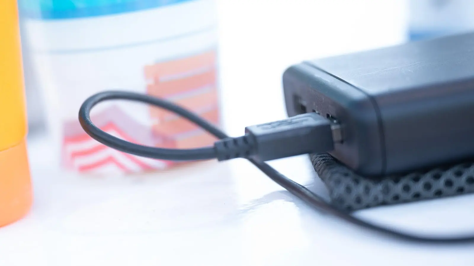 Powerbanks sind unverzichtbare Begleiter für Reisende: Vor dem Flug sollten Passagiere jedoch die Bestimmungen ihrer Airline im Blick behalten. (Foto: Sebastian Gollnow/dpa/dpa-tmn)