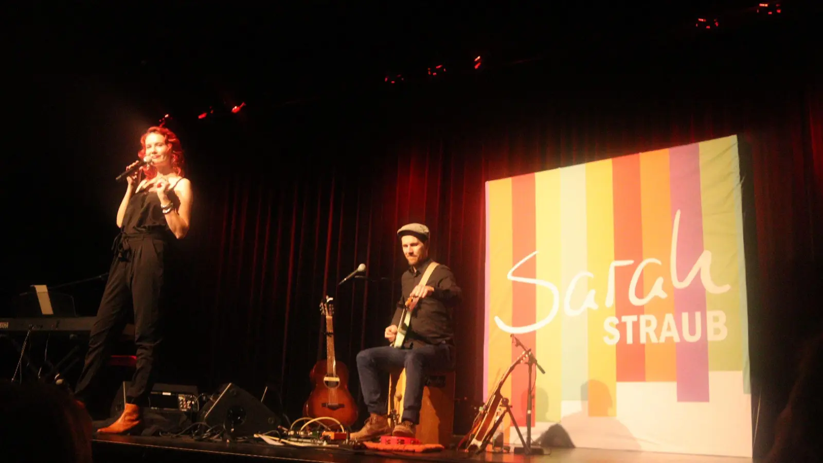 Das pure Leben besang Sarah Straub, instrumentell unterstützt von Florian Hirle, in ihren Liedern auf der Bühne der NeuStadtHalle. (Foto: Rainer Fritsch)