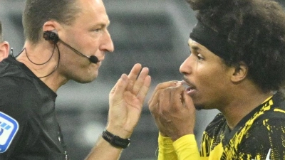 Wieder Wirbel um Karim Adeyemi (re.): Der BVB-Offensivstar muss eine Geldstrafe zahlen. (Foto: Bernd Thissen/dpa)