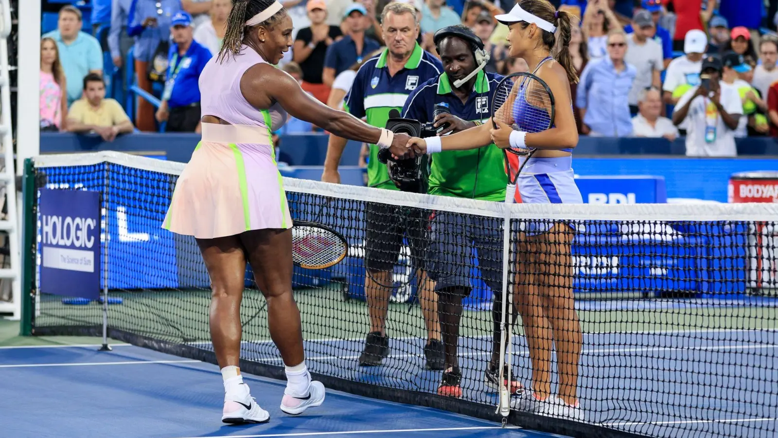 Serena Williams (l) gratuliert Emma Raducanu zum Sieg. (Foto: Aaron Doster/AP/dpa)