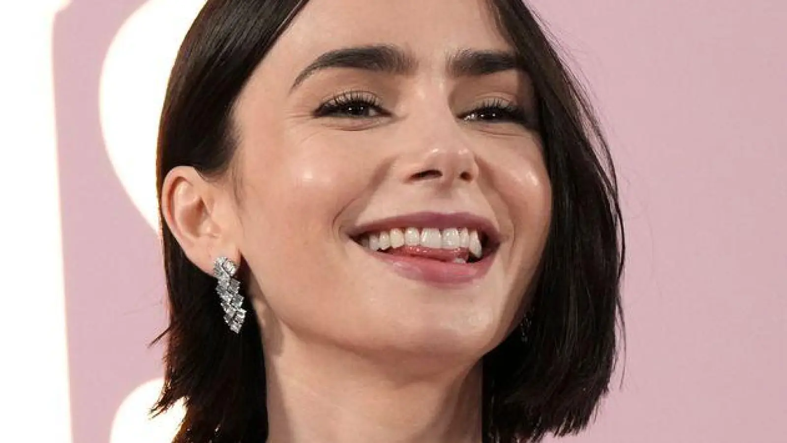Lily Collins spielt die Hauptrolle in der Netflix-Serie „Emily in Paris“. (Foto: Jordan Strauss/Invision/dpa)