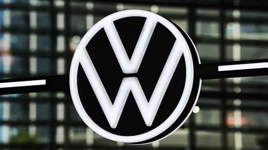 Der Volkswagen-Konzern ist wegen Problemen mit der Chipversorgung und Corona-Beschränkungen weiter in einem Tief bei den Verkaufszahlen. (Foto: Swen Pförtner/dpa)