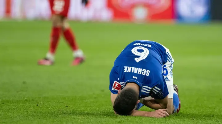 Der Schalker Tom Krauß verletzte sich gegen Leipzig. (Foto: Bernd Thissen/dpa)