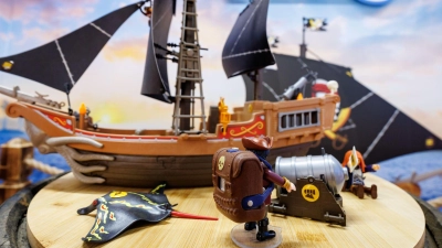 Die Playmobil-Welten sollen mit Geräuschen und sprechenden Figuren quasi lebendig werden.  (Foto: Daniel Karmann/dpa)