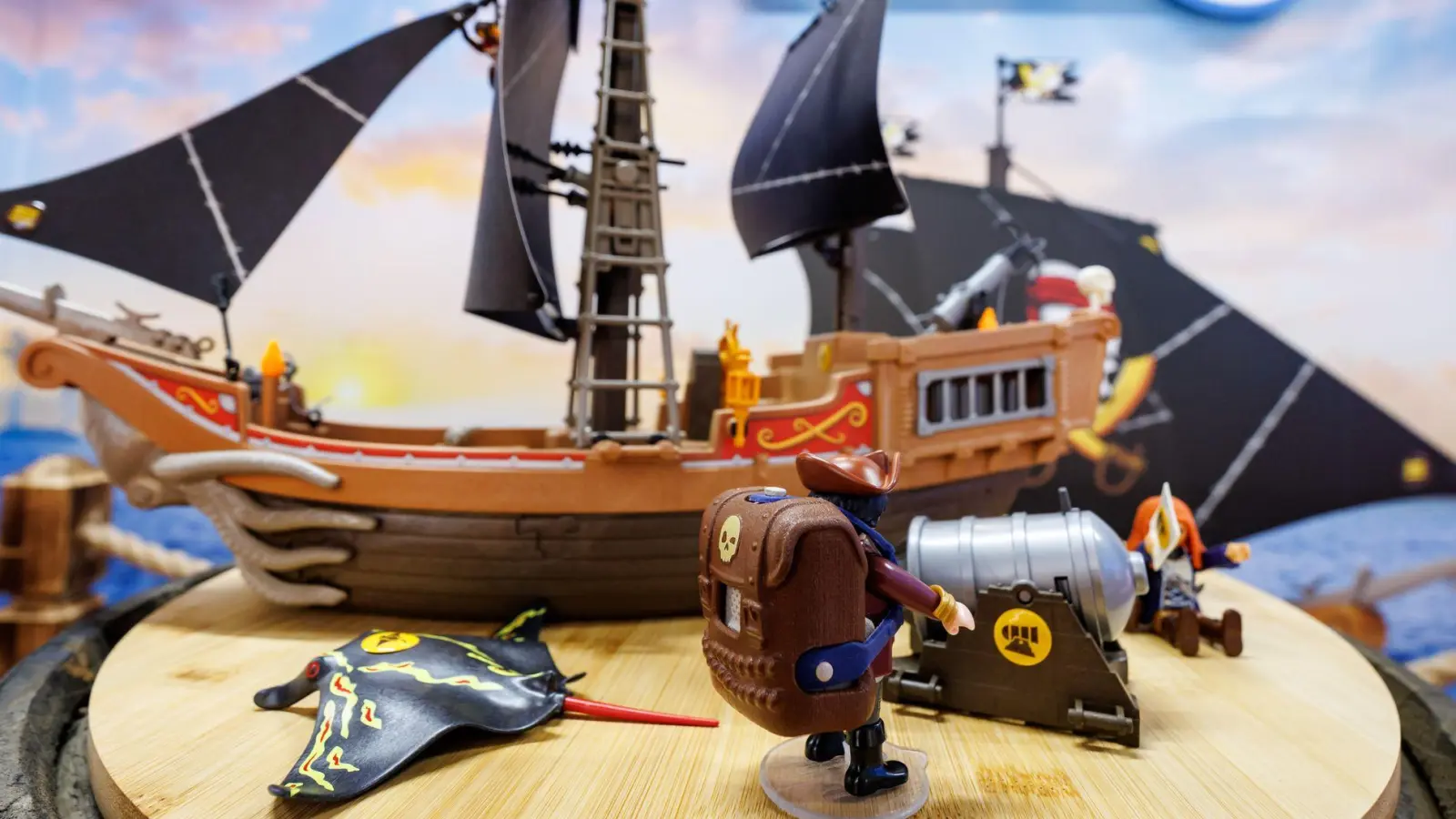 Die Playmobil-Welten sollen mit Geräuschen und sprechenden Figuren quasi lebendig werden.  (Foto: Daniel Karmann/dpa)