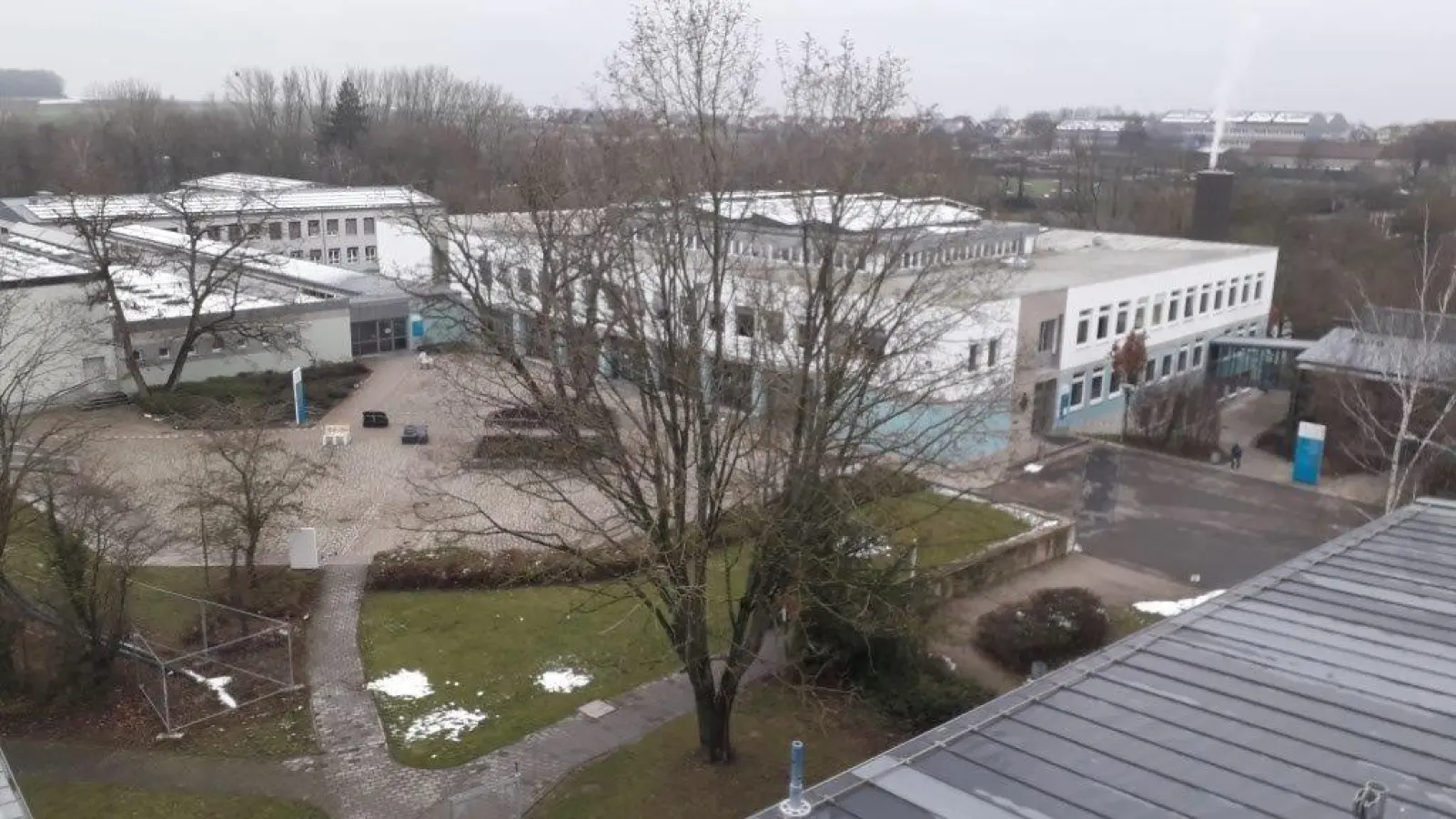 Im Jahr 1964 erbaut, steht die Uffenheimer Christian-von-Bomhard-Schule nach wie vor gut da. Aufgrund steigender Schülerzahlen wird jetzt allerdings ein Erweiterungsbau fällig. (Foto: Ralf Lischka)