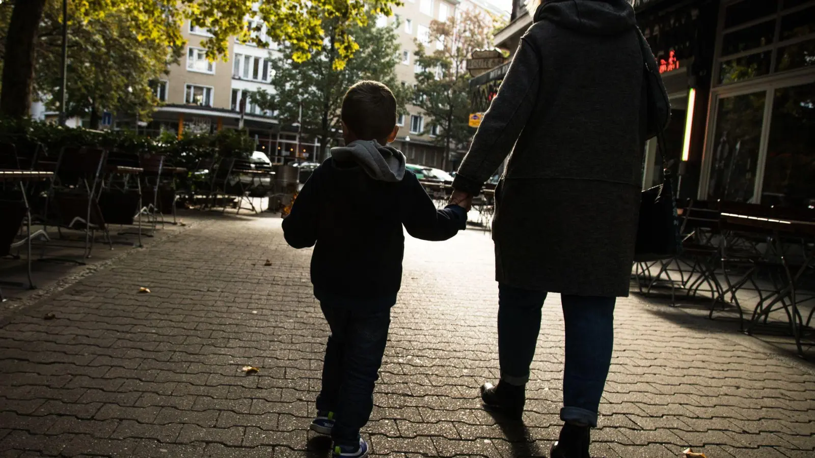 Wer betreut die Kinder? Teilen sich getrennt lebende Eltern den Aufwand, können sie auch beide von steuerlichen Vorteilen profitieren - sonst nicht. (Foto: Christin Klose/dpa-tmn)