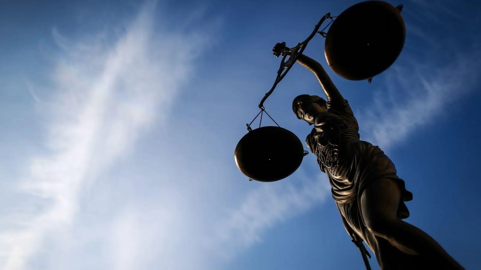 Urteil: Eine Mutter muss Unterhalt für die beim Vater lebende Tochter zahlen, obwohl sie den gemeinsamen Sohn allein betreut – der Vater hingegen zahlt nichts. (Foto: David-Wolfgang Ebener/dpa/dpa-tmn)