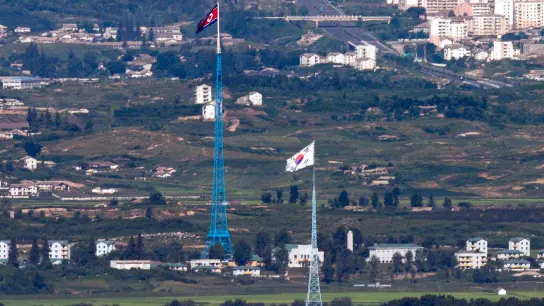Die Flaggen von Nordkorea und Südkorea flattern im Wind, aufgenommen im Grenzgebiet zwischen den beiden Koreas in Paju. (Foto: Im Byung-Shik/Yonhap/AP/dpa)