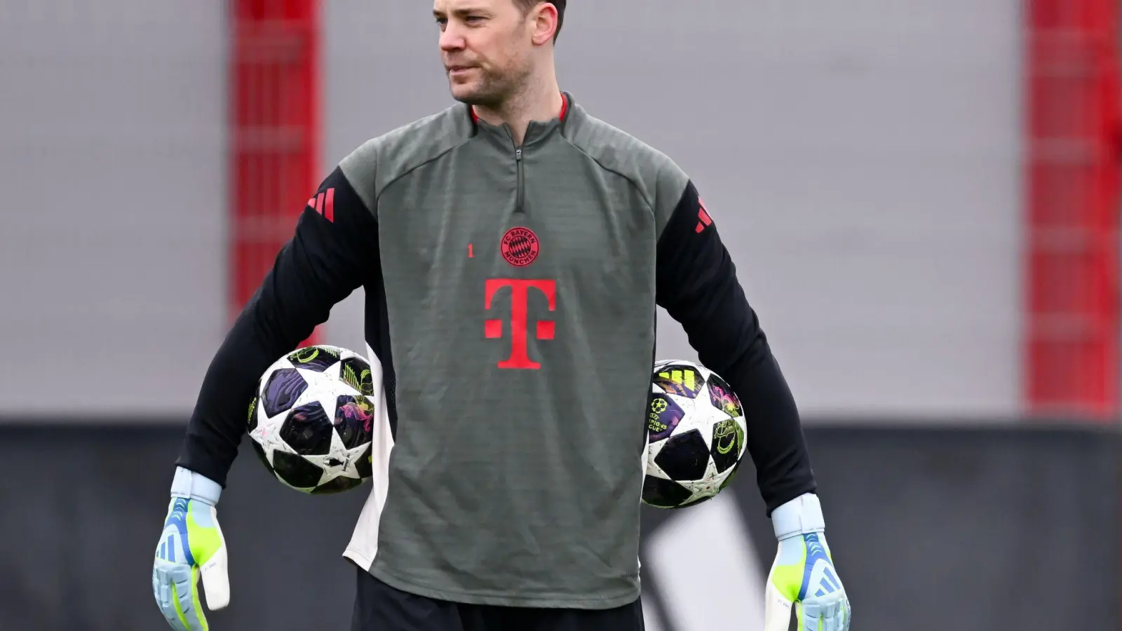 Manuel Neuer ist einer von vier Bayern-Profis, die von einer möglichen Gelb-Sperre im Halbfinal-Hinspiel bedroht sind. (Foto: Sven Hoppe/dpa)