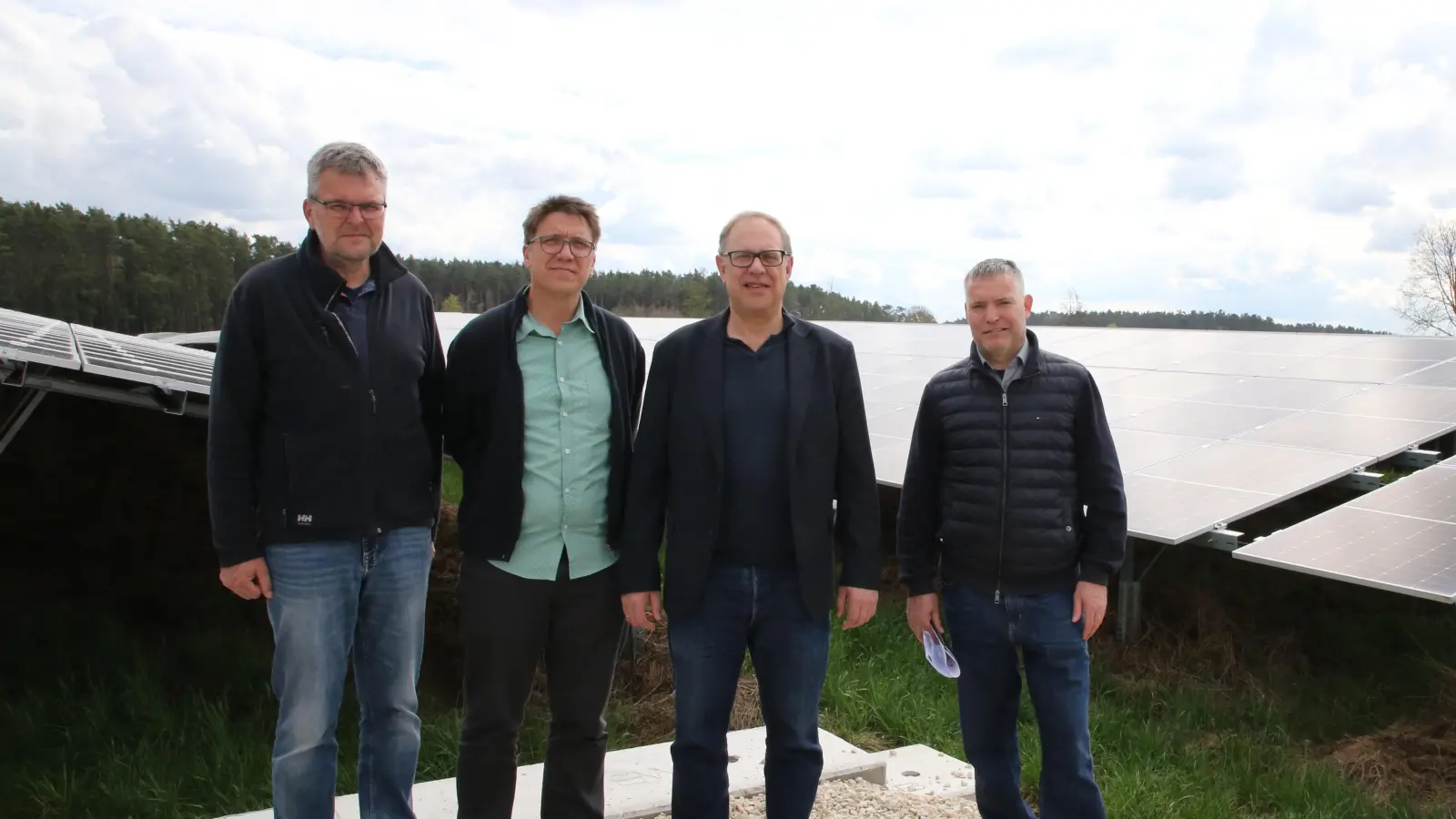 Der Solarpark Biederbach ist in Betrieb: Der Wolframs-Eschenbacher Stadtbaumeister Thomas Hubinger, der Kämmerer der Stadt und Geschäftsführer des kommunalen Unternehmens, Stefan Beyerlein, Wolframs-Eschenbachs Bürgermeister Michael Dörr und Joshua Tlapak von der MHB Montage GmbH (von links). (Foto: Alexander Biernoth)