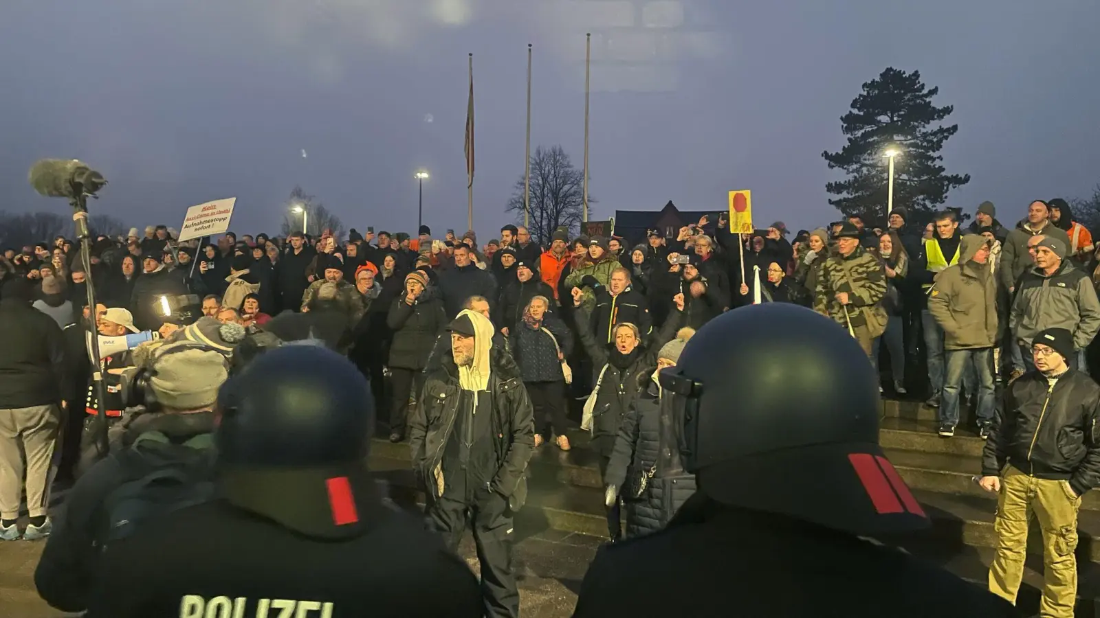 Vor dem Sitzungsgebäude des Kreistages von Nordwestmecklenburg kamen nach Polizeiangaben am Donnerstag 700 Menschen zusammen. (Foto: Malte Behnk/Ostsee-Zeitung /dpa)