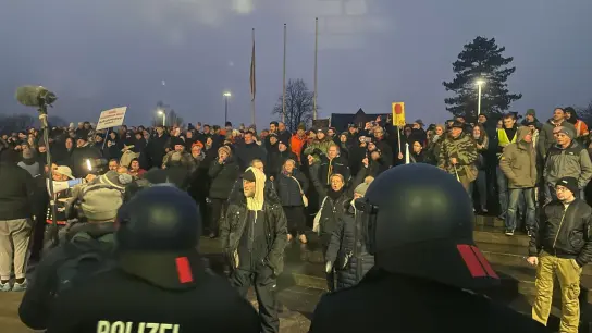 Vor dem Sitzungsgebäude des Kreistages von Nordwestmecklenburg kamen nach Polizeiangaben am Donnerstag 700 Menschen zusammen. (Foto: Malte Behnk/Ostsee-Zeitung /dpa)