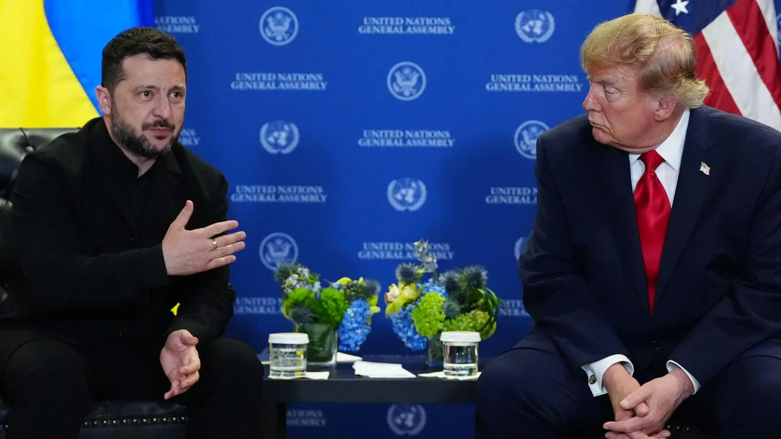 Die ukrainische Regierung stellt sich hinter Selenskyj. Zuvor hatte Trump einen neuen Präsidenten gefordert. (Archivild) (Foto: Julia Demaree Nikhinson/AP/dpa)