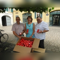 Dr. Markus Bucka (links) und Elke Homm-Vogel übergaben jetzt ihre 100 Notfalldosen an den Vorsitzenden des Seniorenbeirates, Fritz Heubeck. (Foto: Winfried Vennemann)