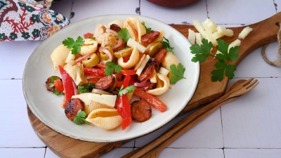 Diese Zutaten bringen Tapas-Feeling zwischen die Muschelnudeln: Chorizo, Manchego, Artischocken, Oliven, Paprika - und ein Schuss Sherry. (Foto: Julia Uehren/loeffelgenuss.de/dpa-tmn)