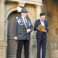 Oberbürgermeister Christoph Rösch verlas am Rathaus den Urkundentext. Links neben ihm: Schützenmeister Michael Ehrlinger. (Foto: Karl-Heinz Gisbertz)