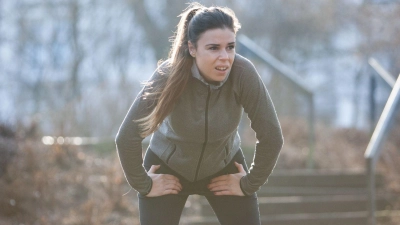 Gruß vom Bauchfell: Seitenstechen bremst Läuferinnen und Läufer aus.  (Foto: Christin Klose/dpa-tmn)