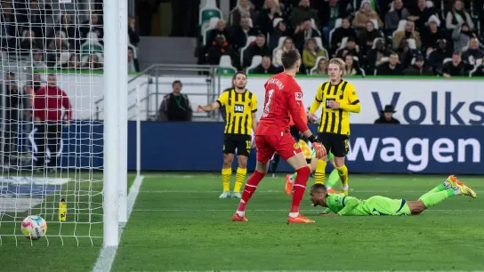 Dortmunds Torwart Gregor Kobel kann das 0:2 gegen den VfL Wolfsburg nicht verhindern. (Foto: Swen Pförtner/dpa)