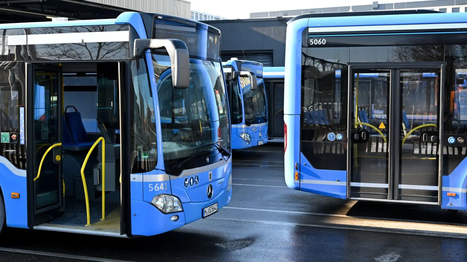 Im Tarifkonflikt im bayerischen Nahverkehr setzt die Gewerkschaft Verdi auf Warnstreiks. (Archivbild) (Foto: Sven Hoppe/dpa)