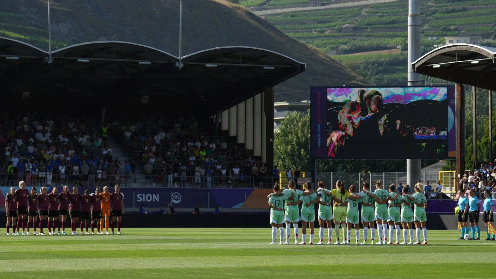 Beim EM-Gruppenspiel zwischen Belgien und Italien gab es eine Schweigeminute zum Gedenken an Liverpools gestorbene Stürmer Diogo Jota (Foto: Alessandra Tarantino/AP/dpa)