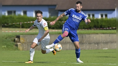 Julian Schuderer (in Blau, hier in einem Spiel gegen Seligenporten) war einer der Aktivposten für Fortuna Neuses beim Kantersieg gegen Berg. (Foto: Martin Rügner)