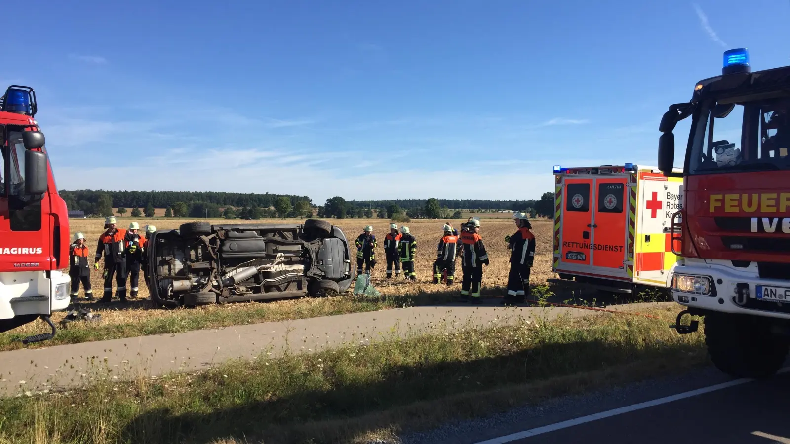 Auf der Seite der Fahrerin kam der Pkw zwischen Irrebach und Kleinried zum Liegen.  (Foto: Johannes Flierl)