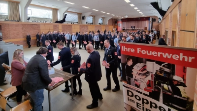 Diszipliniert - wie man es von den Feuerwehren gewohnt ist - lief die Wahl des Kreisbrandrats durch die Kommandanten aus dem Landkreis ab. (Foto: Rainer Weiskirchen)