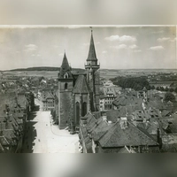 Vom Außenbau der Johanniskirche fallen vor 100 Jahren immer wieder Steine herunter&nbsp;– eine große Gefahr für Passantinnen und Passanten. (Repro: Sammlung Martin Schuster)