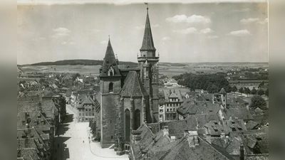 Vom Außenbau der Johanniskirche fallen vor 100 Jahren immer wieder Steine herunter&nbsp;– eine große Gefahr für Passantinnen und Passanten. (Repro: Sammlung Martin Schuster)