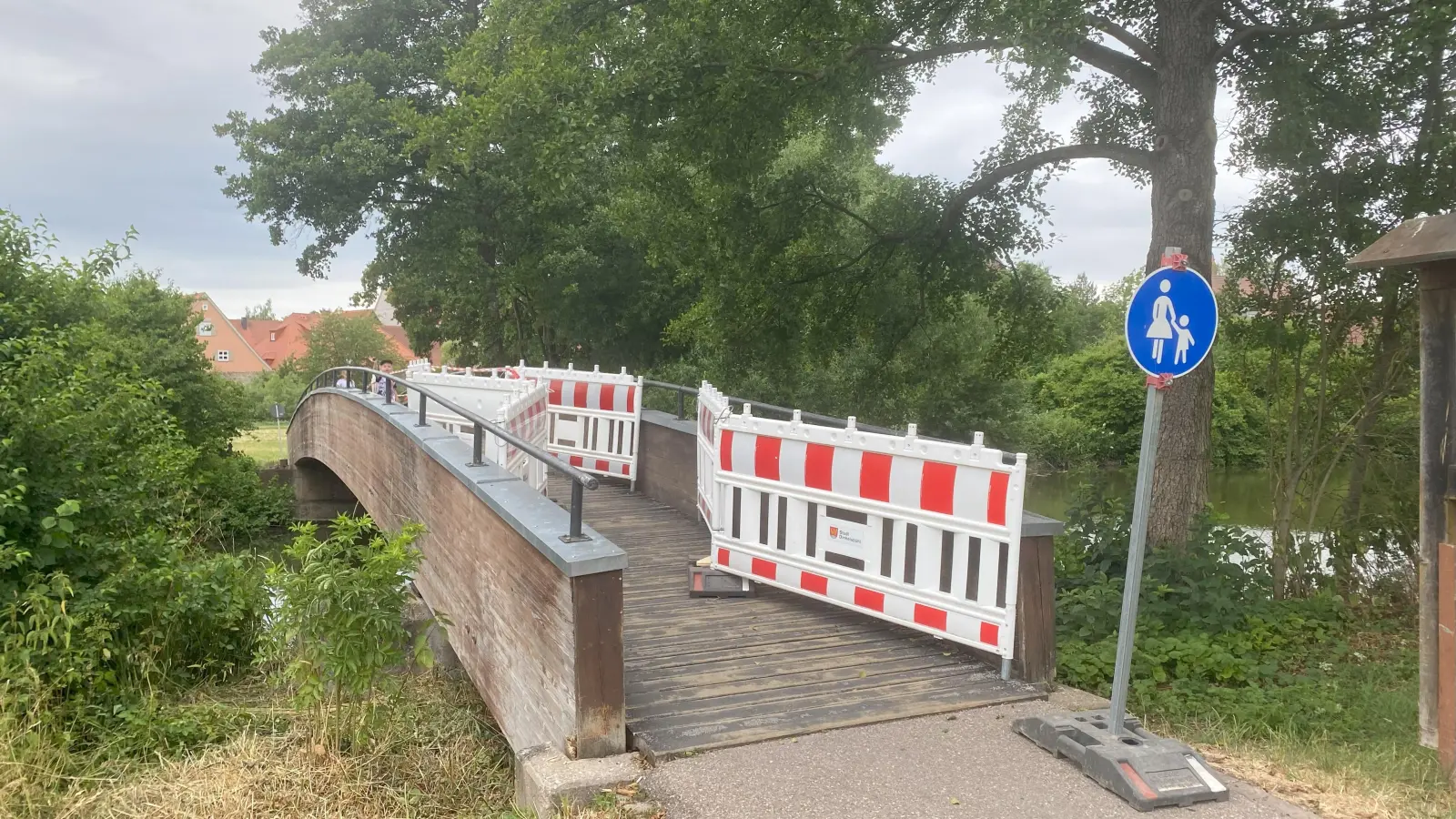 Vom Parkplatz Schwedenwiese kommt man über den Wörnitzsteg schnell in die Dinkelsbühler Altstadt. Aktuell stehen dort allerdings Absperrungen.  (Foto: Lisa-Maria Liebing)