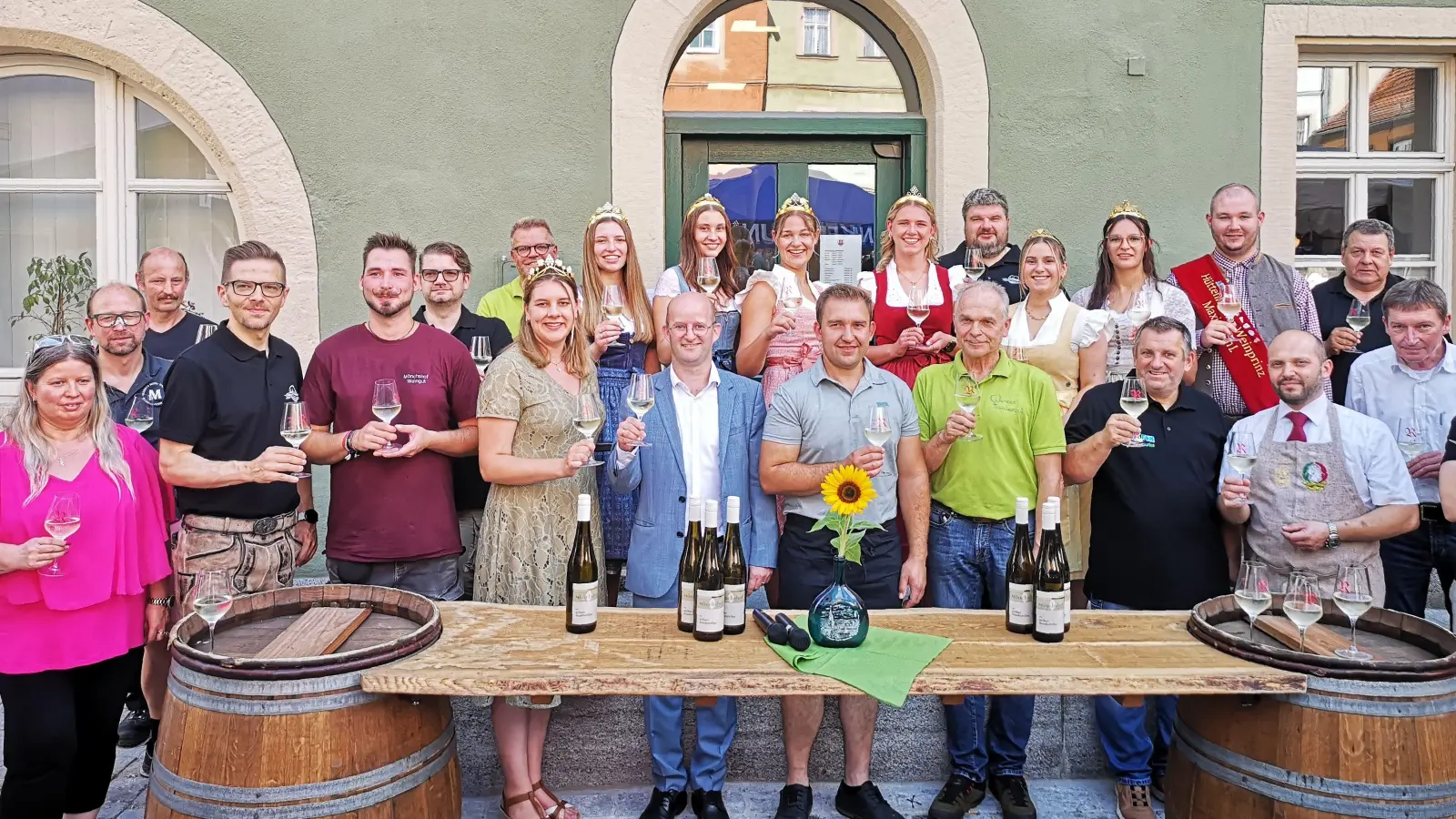 Kein Weindorf-Start ohne hoheitlichen Glanz: Neben der fränkischen Weinkönigin Antonia Kraiß (vordere Reihe, Vierte von links) waren auch mehrere Prinzessinnen und ein waschechter Prinz da. In den Gläsern, die die Eröffnungsrunde um OB Dr. Markus Naser zum Anstoßen hob, befand sich gelber Muskateller aus Kleinochsenfurt. (Foto: Jürgen Binder)