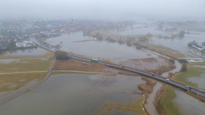 Die Umgebung von Uehlfeld hatte sich schon am Mittwochvormittag in eine Wasserlandschaft verwandelt. Seitdem ist der Pegel der Aisch noch spürbar gestiegen.  (Foto: Mirko Fryska)