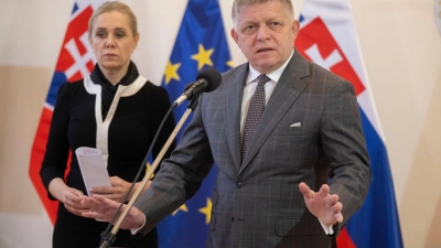 Die sozialdemokratische Wirtschaftsministerin Denisa Sakova und der linkspopulistische Ministerpräsident Robert Fico hatten die unterschiedlichen Treibstoffpreise für In- und Ausländer bisher verteidigt. (Archivbild) (Foto: Martin Baumann/TASR/dpa)