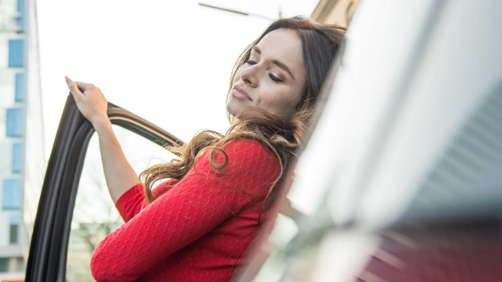 Wer Warnzeichen eines Sekundenschlafs bemerkt, legt besser eine Pause ein. (Foto: Christin Klose/dpa-tmn)