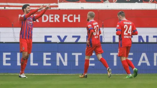 Der 1. FC Heidenheim besiegte Jahn Regensburg mit 5:4. (Foto: Daniel Löb/dpa)