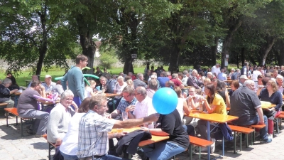 Das beliebte Schwaninger Pflasterfest im ehemaligen Schlossbereich zog stets bis zu 2000 Besuchende an. In diesem Jahr pausiert die Veranstaltung wegen paralleler Jubiläumsfeiern. Für die Auflage 2027 wird noch ein Ausrichter gesucht, da sich der TSV aus der Organisation zurückgezogen hat.<br>  (Foto: Walter Oberhäußer)